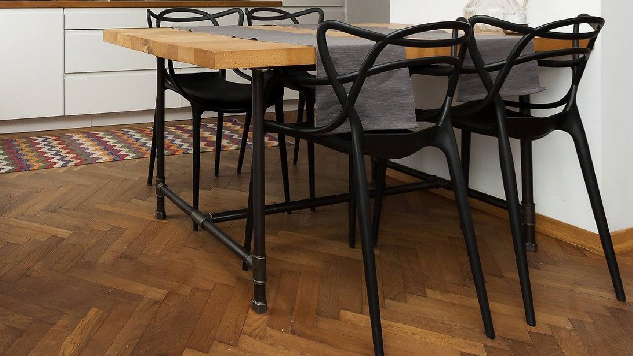 Plinthes pour parquet Chêne — salon contemporain — finition naturelle