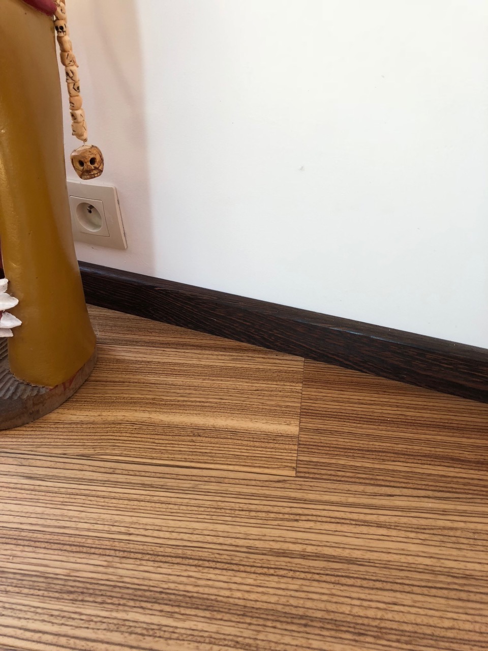 Plinthes en Wengé et Zébrano — finition huilée — pose bas de mur salon