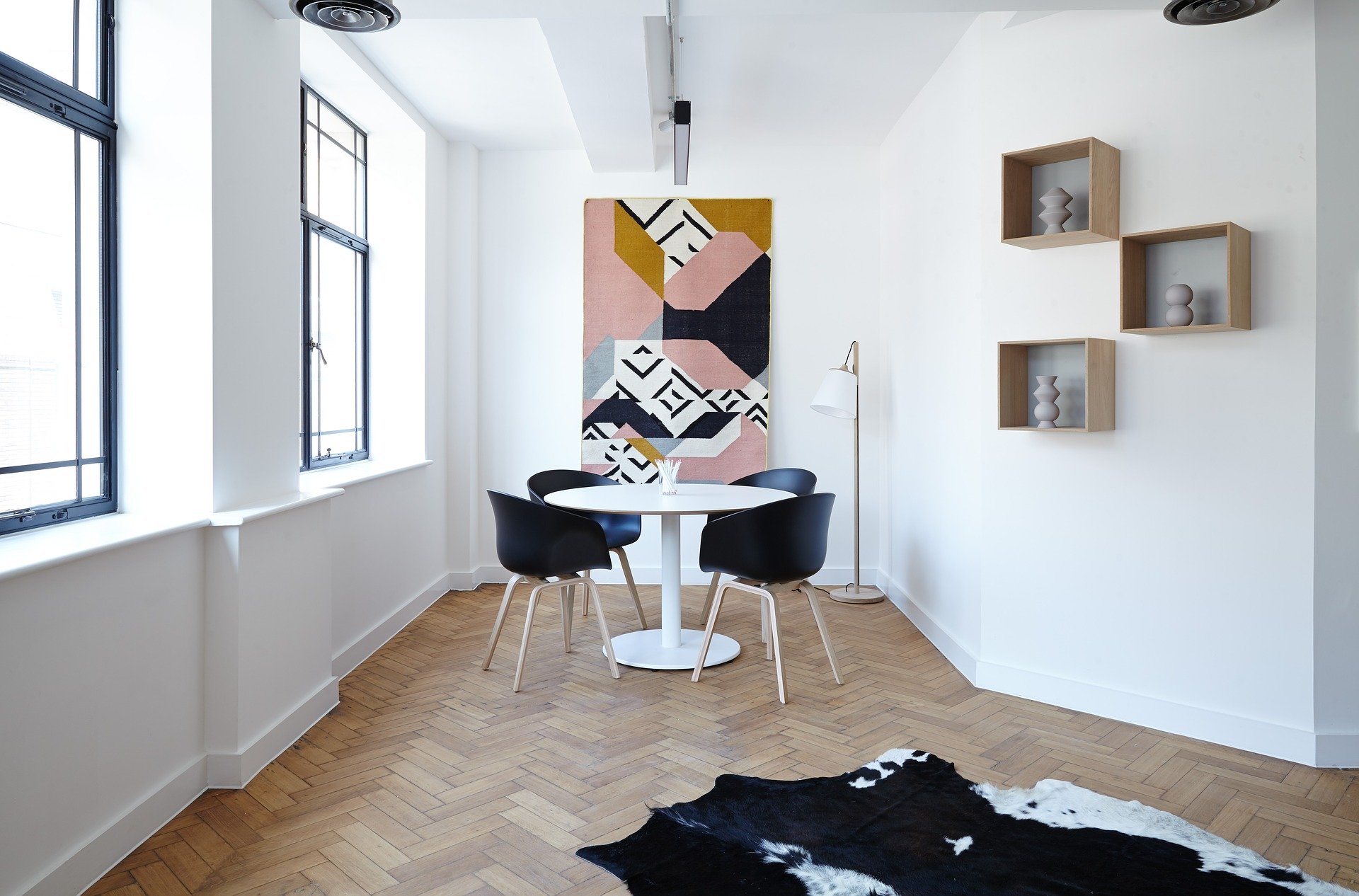 Salon avec parquet massif en point de Hongrie — guide des styles de pose parquet Floorz