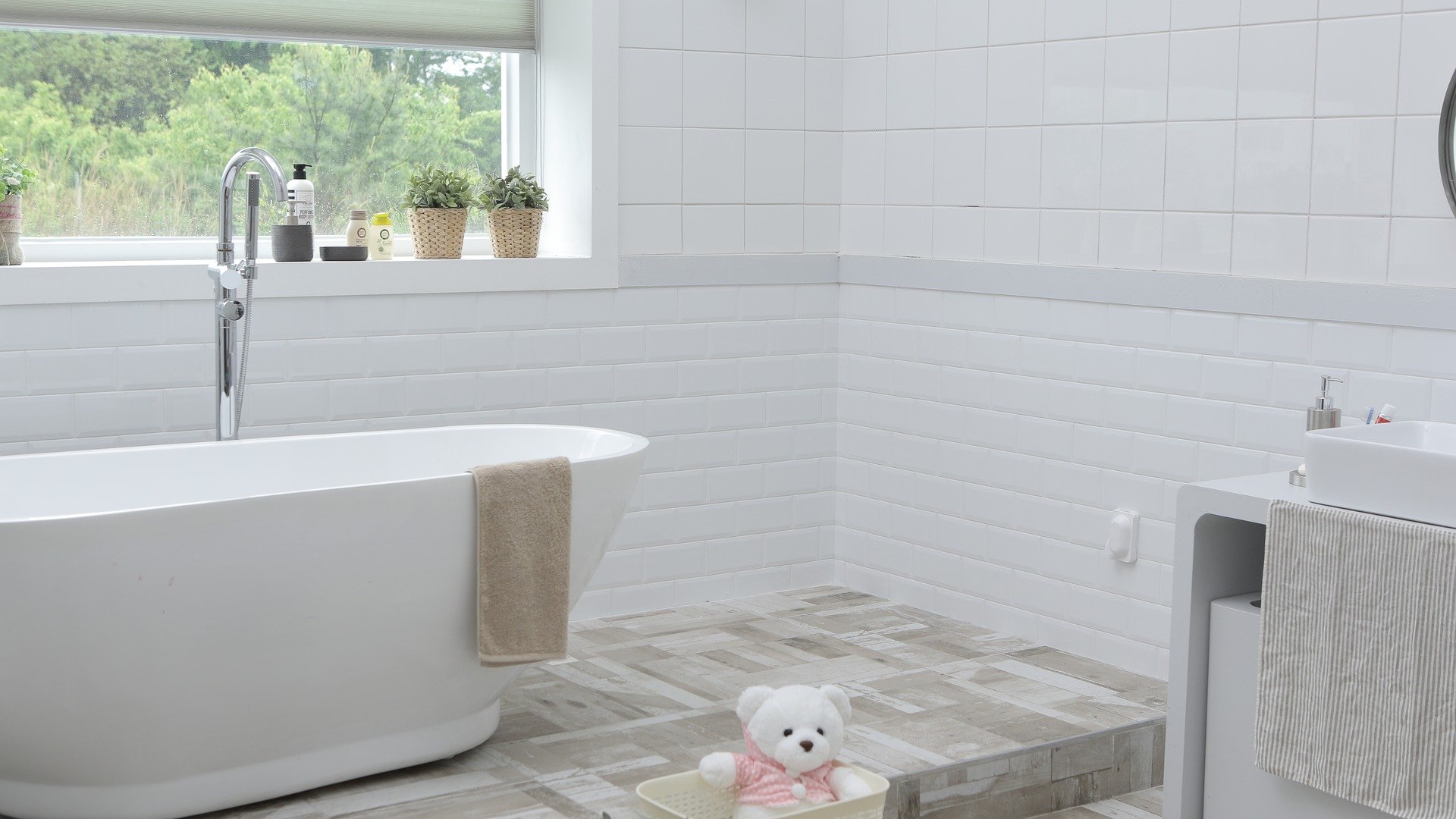 Salle de bain épurée et lumineuse après désencombrement — ambiance zen