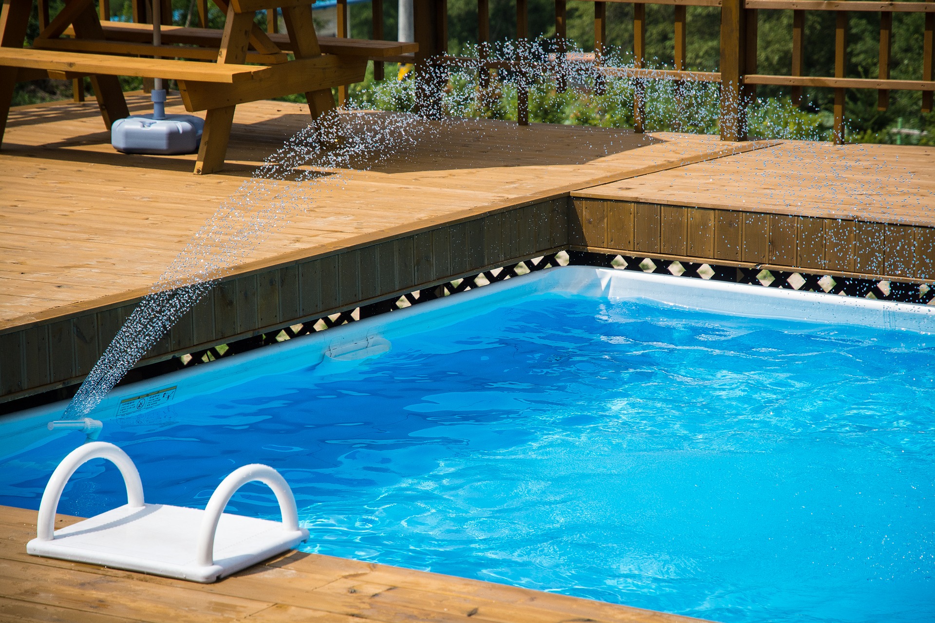 Terrasse en bois exotique — ambiance estivale — lames naturelles lumineuses
