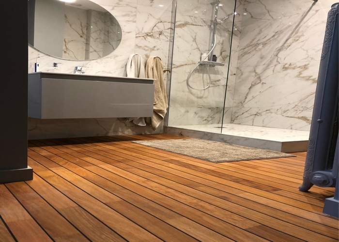 Salle de bain parquet Navylam pont de bateau doussié