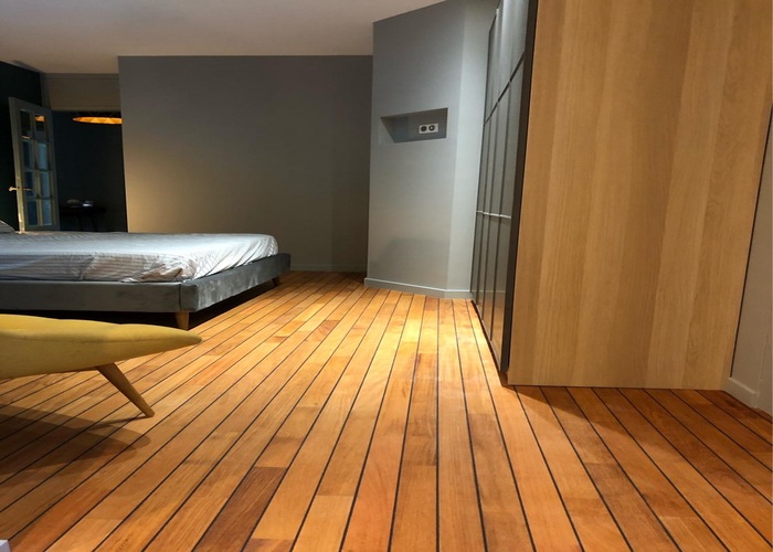 Showroom Floorz La Grande Parqueterie La Wantzenau – allée centrale panneaux essences parquet exotiques en lumière naturelle