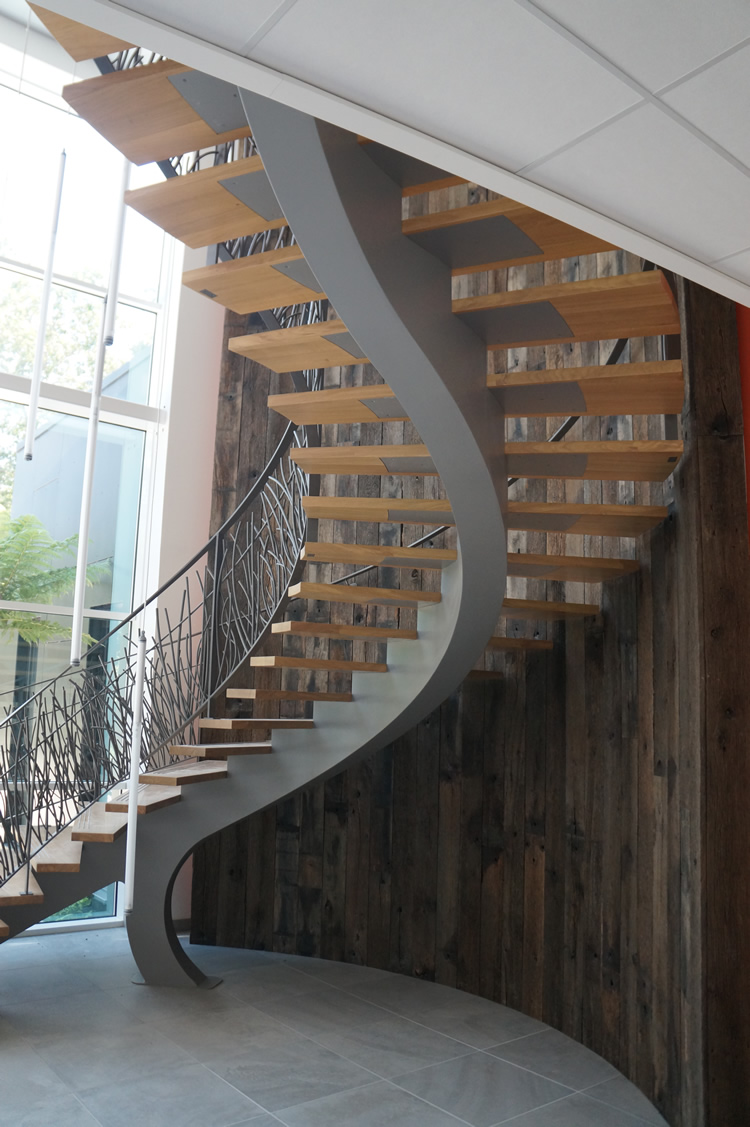 Habillage d'un mur d'escalier en planches de wagon